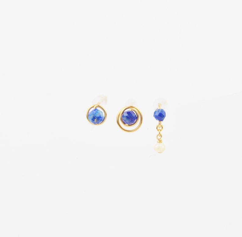 Petites puces d'oreilles minimalistes en or Laminé et lapis lazuli image 2