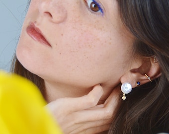 Summer earrings in pearly freshwater pearl and 14k laminated gold sequin spiral gold