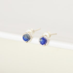 Puces d'oreilles minimalistes cercle d'or rempli 14k et Lapis Lazuli image 8