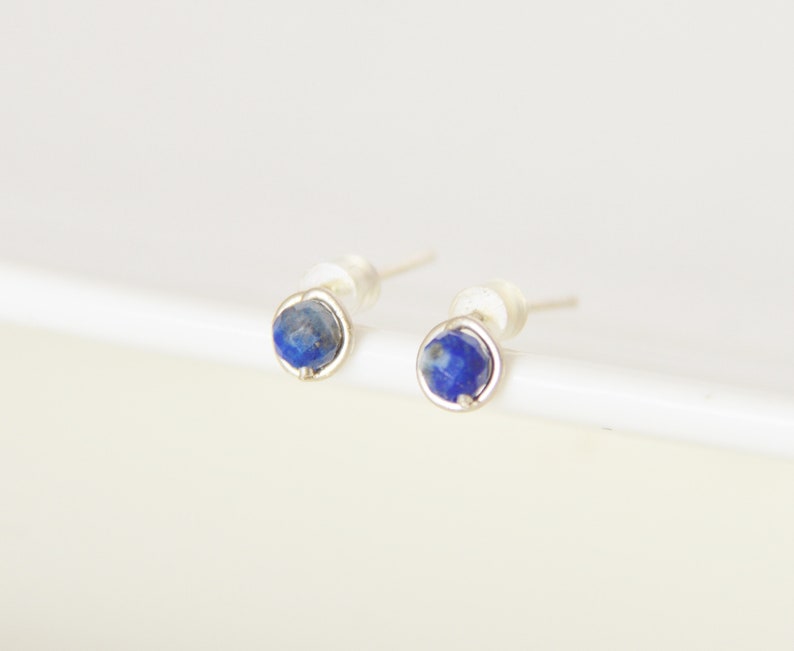 Puces d'oreilles minimalistes cercle d'or rempli 14k et Lapis Lazuli image 8