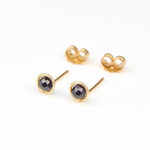 Pendientes pequeños de botón en oro laminado y turmalina negra - Pendientes de botón en plata u oro - Pendientes discretos