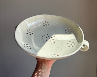 Wide and shallow colander