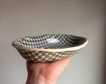 Houndstooth ”chipotle” bowl with glossy interior
