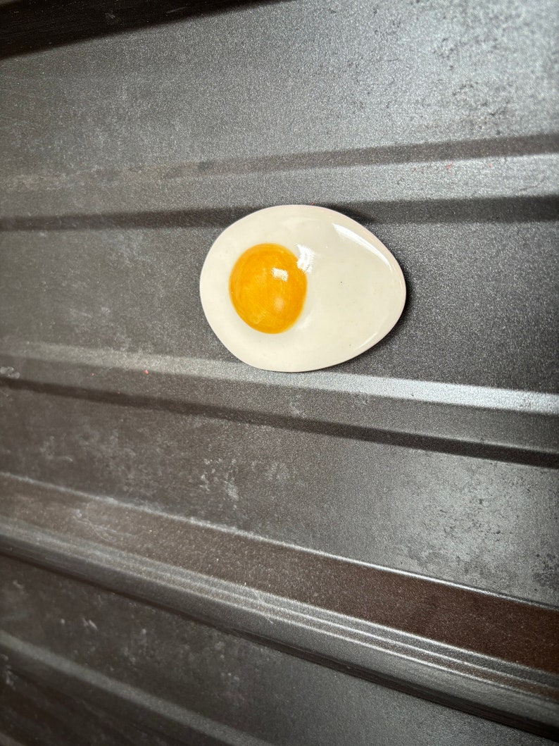 Fried egg magnet no pepper