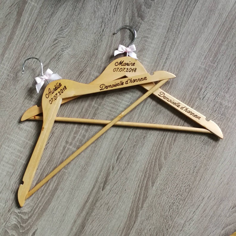 Cintre adulte personnalisé en pyrogravure Milieu+côté