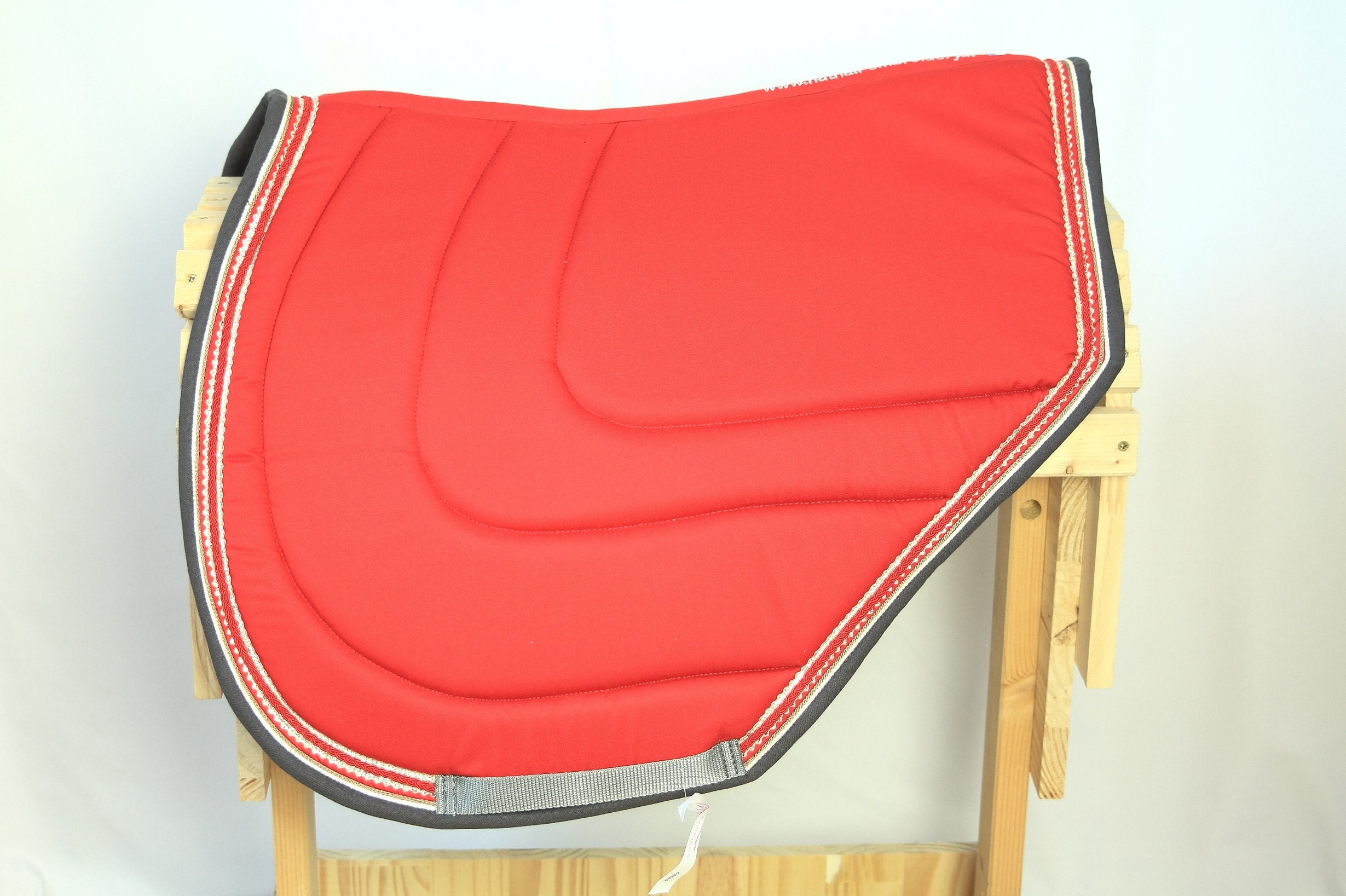 Tapis de Selle Coupé Rouge , Tapis Pour Cheval Original et Unique