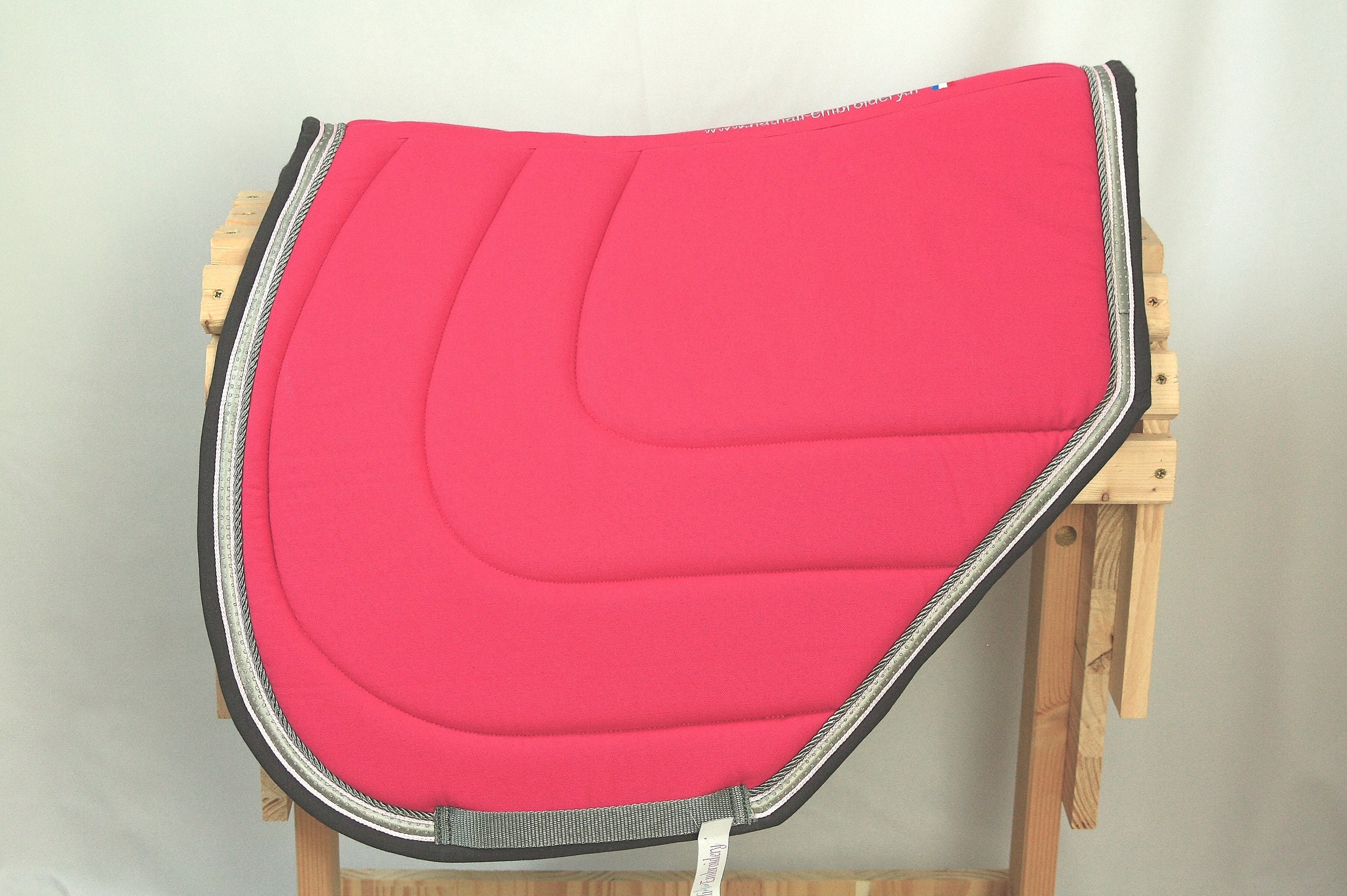 Tapis de Selle Coupé Fuschia/Gris Ardoise , Tapis Pour Cheval Original et Unique