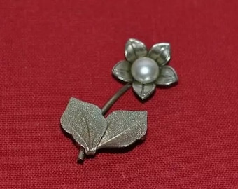 Vintage Costume Jewellery Brooch of a Small Flower 4.5cm