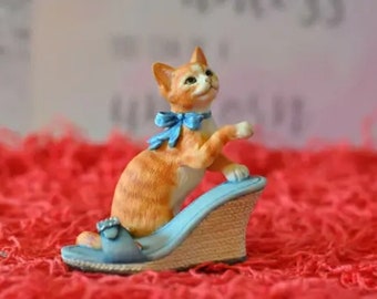 Figurine d'ornement chat et chaussure roux doux - 8 cm de haut
