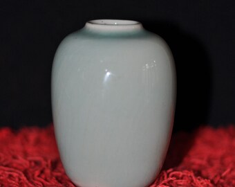 Piccolo vaso a forma di mazzolino/bocciolo in ceramica verde salvia pallido, alto 10 cm