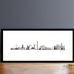 Puede incluir: Impresión en blanco y negro de arte de línea del horizonte de Northampton, que presenta un puente, edificios y una aguja. La impresión está enmarcada en un marco negro y tiene un passe-partout blanco.