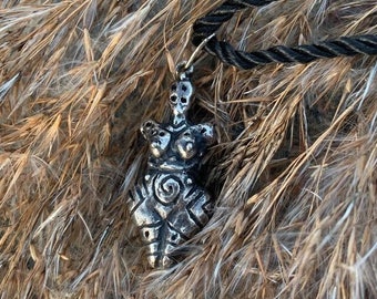 Silver Venus figurine pendant