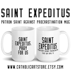 Puede incluir: Taza de cerámica blanca con texto negro que dice "San Expedito, Reza por nosotros" en un lado y "San Expedito Patrón Santo Contra la Procrastinación Día de la Fiesta 19 de abril" en el otro.