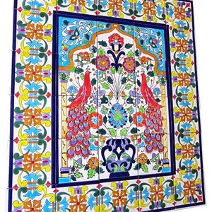 Könnte beinhalten: Dekorative Wandfliesentafel mit einem lebendigen Blumen- und Vogeldesign. Das Kunstwerk zeigt zwei rote Vögel, die eine zentrale Vase mit Blumen flankieren, vor einem blau-weißen Hintergrund. Die Tafel ist mit einem farbenfrohen Rand versehen.