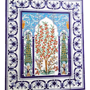 Peut inclure: Une fresque murale rectangulaire composée de carreaux de céramique représentant un arbre fruitier central aux fruits rouges, flanqué de deux grands arbres sous une arche bleue, encadrée par une bordure décorative de fleurs violettes sur fond blanc.