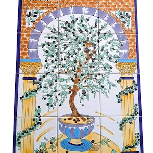 Peut inclure: Un ensemble de douze carreaux de céramique carrés formant une fresque représentant un olivier dans un pot décoratif. Le motif comprend deux colonnes jaunes, une arche en briques et des branches d'olivier vertes avec des olives noires.