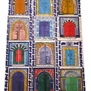Peut inclure: Une grille de douze carreaux de céramique carrés, chacun présentant une illustration peinte à la main d'une porte arquée ou rectangulaire distincte dans diverses couleurs dont rouge, bleu, vert, jaune et violet, avec des bordures bleu foncé.