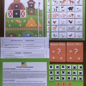 Pode incluir: Um tabuleiro de jogo verde e branco com tema de animais de fazenda. O tabuleiro tem 20 perguntas e 20 cartas de animais. O jogo se chama "Farmyard Guessing Games".