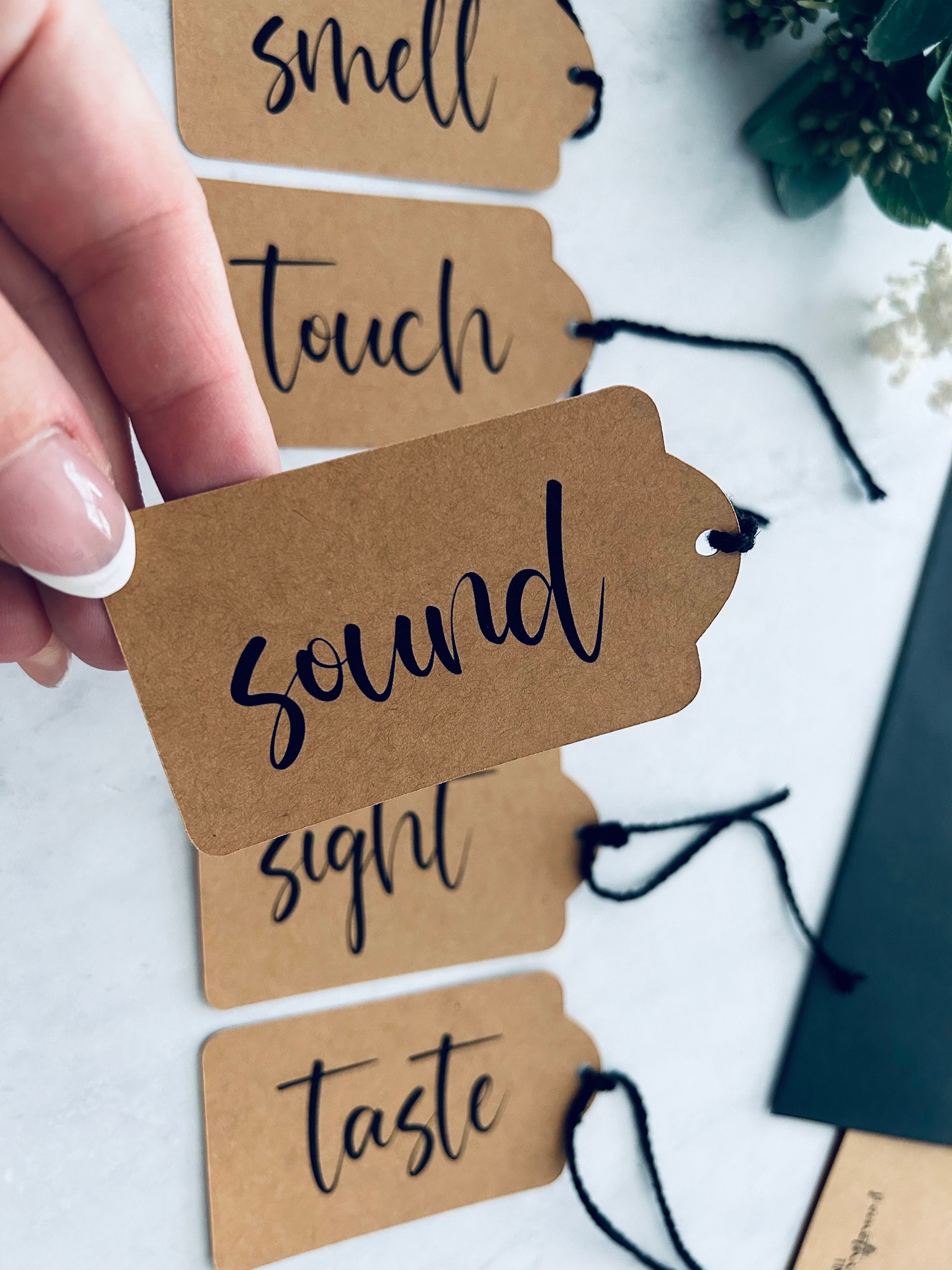 Set Biglietti D'Auguri 5 Sensi In Carta Kraft - Regalo Romantico Per Lui Con Busta Blu E Corda - 3