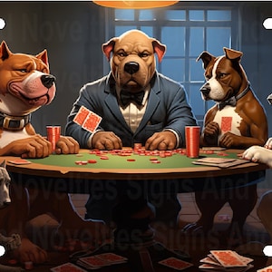 Puede incluir: Cuatro perros sentados alrededor de una mesa jugando a las cartas. Los perros llevan pajaritas y sostienen cartas en sus patas. La mesa est&aacute; cubierta de fieltro verde y tiene fichas y cartas esparcidas sobre ella.