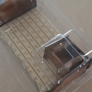 1:12 Classics miniatures bed and nightstand