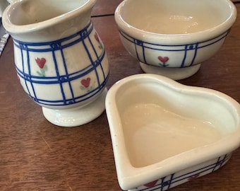 Jarra para crema, azucarero y plato en forma de corazón de cerámica Hartstone con diseño de ventana y ramillete de flores, de la década de 1980.