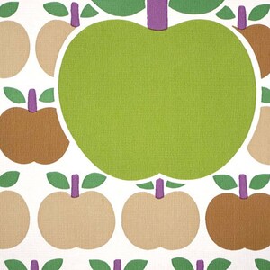 Pode incluir: Uma ma&ccedil;&atilde; verde com ma&ccedil;&atilde;s marrons e bege em um padr&atilde;o repetitivo sobre um fundo branco.