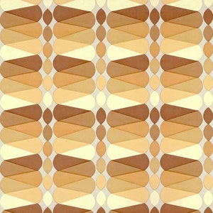 Könnte beinhalten: Ein sich wiederholendes Muster aus überlappenden Kreisen und Tropfenformen in Brauntönen, Beige und Creme auf weißem Hintergrund.