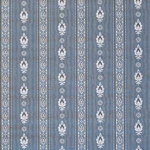 Può includere: Carta da parati a strisce blu e bianche con un motivo floreale stilizzato ripetuto.