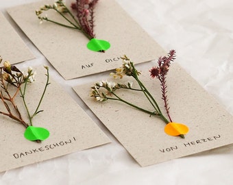 Graspapieren kaart met gedroogde bloemen | aanpasbaar | kan op verschillende manieren worden gebruikt