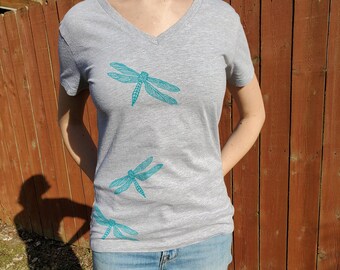 Camiseta de libélula turquesa para mujer, camisa impresa a mano, camisa de arte original, top de libélula, camisa gris, camisa de mujer, camiseta con cuello en V