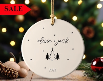 Adorno de Navidad de pareja personalizado - Adorno de Navidad de nombres de pareja personalizados - Nuestra primera Navidad juntos - Nuevo regalo de pareja