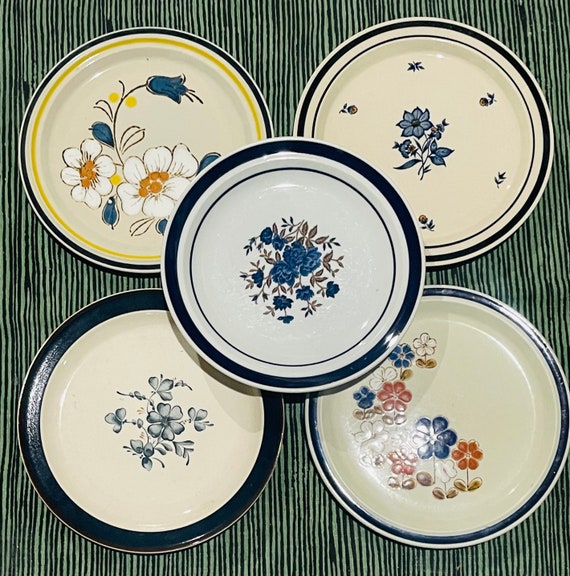 Blue floral dinner plates hotsell