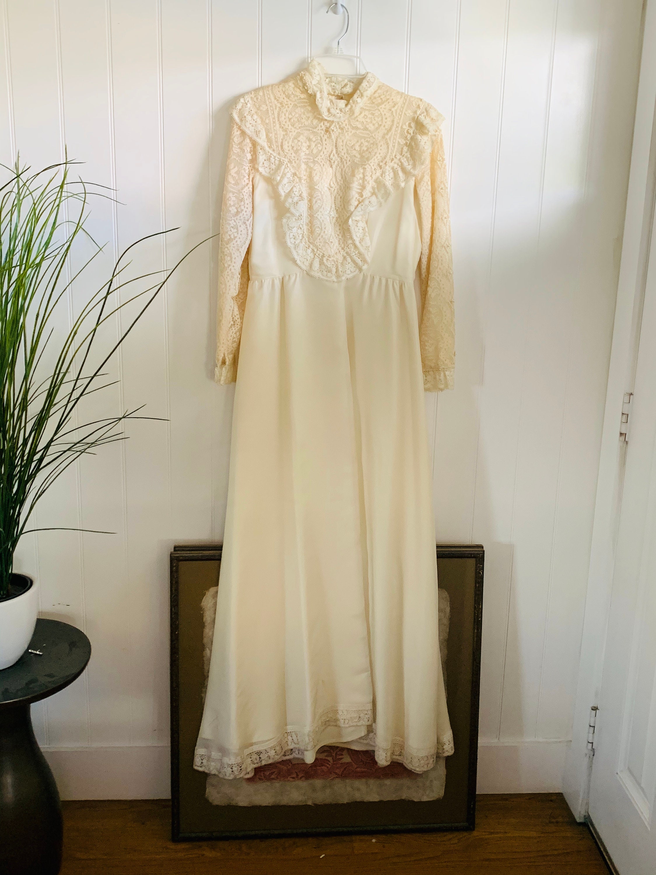 Vintage Long Sleeved Lace Wedding Dress With Extra Long Veil | Etsy