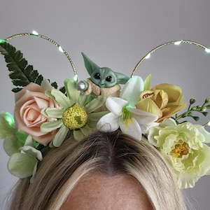 Diadema con orejas de Mickey Mouse inspirada en Disney con flores amarillas / Inspirada en Baby Yoda y Star Wars, con luces LED.