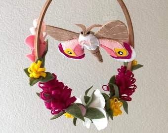 Hangende mobiel - Automeris Pamina Pink Saturn Moth en Wildflowers - Handgemaakte vilten kinderkamerdecoratie