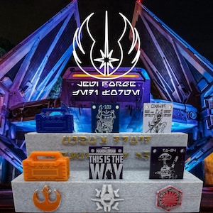 Jedi Forge: 6 Slot Droid Depot Personality Chip Stand(C-3PO, R2-D2, R5-D4, BB-8, BB-9E, C1-10P (Chopper), BD-1, Ig-11, Ig-88, Cb-23)