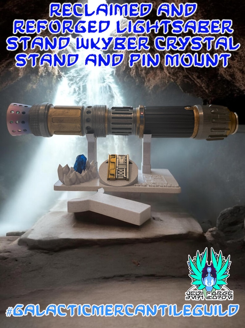 以下が含まれることがあります： Wkyberクリスタルとピンマウント付きのライトセーバーのスタンド。スタンドは、黒、金、銀のデザインのライトセーバーを保持しています。画像には「RECLAIMED AND REFORGED LIGHTSABER STAND WKYBER CRYSTAL STAND AND PIN MOUNT」と書かれています。