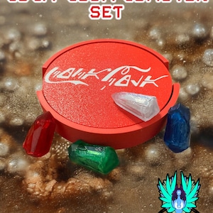 Puede incluir: Un juego de posavasos Coca-Cola rojo con el texto "GALAXY'S EDGE COCA-COLA COASTER SET" y el logotipo de Coca-Cola en blanco. El juego incluye cuatro piezas coloridas en forma de gema. La imagen también incluye el texto "#GALACTICMERCANTILEGUILD".