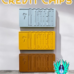 Puede incluir: Tres fichas de crédito, una azul claro, una amarilla y una marrón, con el número 7 y una serie de líneas y símbolos en cada una. Las fichas están etiquetadas como "CREDIT CHIPS" y "#GALACTICMERCANTILEGUILD".