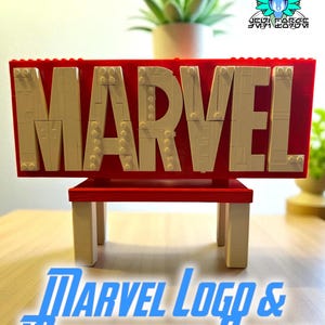 Può includere: Un espositore rosso e bianco con il logo Marvel, realizzato con mattoncini. La parola "MARVEL" è scritta in lettere bianche su sfondo rosso. L'espositore è sostenuto da quattro gambe bianche. Il testo "MARVEL Logo & Minifigures Stand" è visualizzato in blu.
