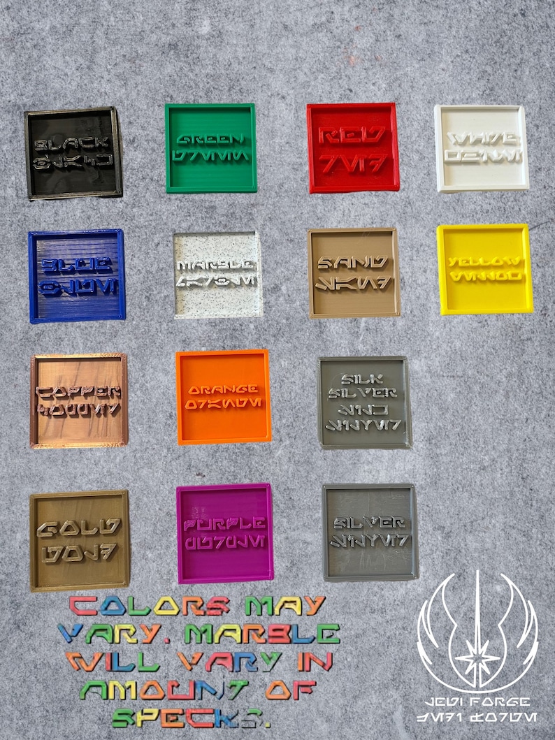 以下が含まれることがあります： 黒、緑、赤、白、青、大理石、砂、黄色など、さまざまな色の正方形のカラーサンプルコレクション。各サンプルには、様式化されたフォントのテキストがあります。画像には「Colors may vary」というテキストも含まれています。