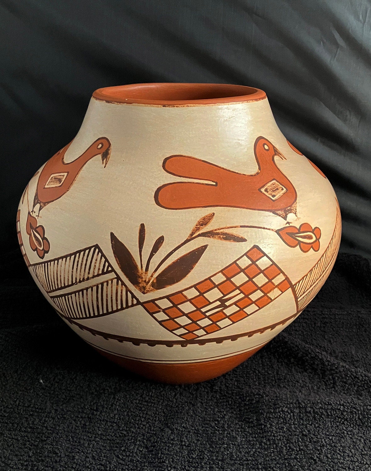 Rare 1988 Gladys "Sratyu'we" Paquin  Zuni / Laguna Pueblo Native American Pottery Jar 9"W x 9"H