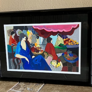 以下が含まれることがあります： カラフルな絵画の額装されたプリント。絵画は、鮮やかな色の服を着た女性と、頭上にピンクの天蓋のある市場のシーンを描いています。絵画には、さまざまな果物や野菜が描かれており、活気に満ちた活気のある雰囲気を作り出しています。