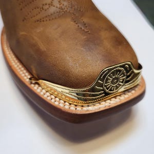 Guldfärgade cowboy western biker tåplattor för fyrkantiga stövlar