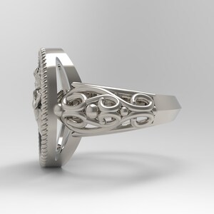 K&ouml;nnte beinhalten: Ein silberner Ring mit einem komplizierten Design. Der Ring hat ein breites Band mit einem dekorativen Filigranmuster. Der Ring ist oval geformt und hat eine glatte Oberfl&auml;che.