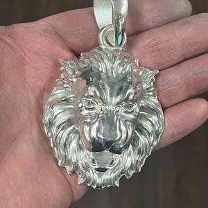 3.75インチの大きなライオンヘッドキングペンダントチャームスターリングシルバー。925g、重量136グラム。