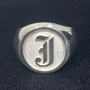 Anillo con inicial sólida en fuente inglesa antigua de plata esterlina con la letra J en tamaños grandes disponibles