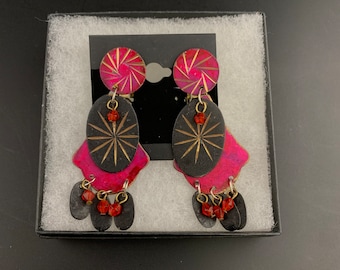 Pendientes con clip en diseño colgante rosa y negro - Argonne Hall, LLC