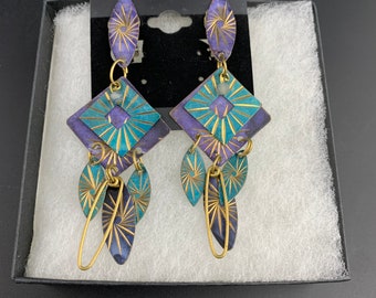 Pendientes con clip en diseño colgante morado y verde azulado - Argonne Hall, LLC